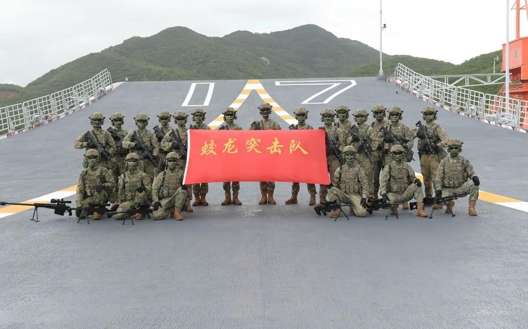 在DY上刷到的好图，蛟龙突击队在山东舰甲板上合影。