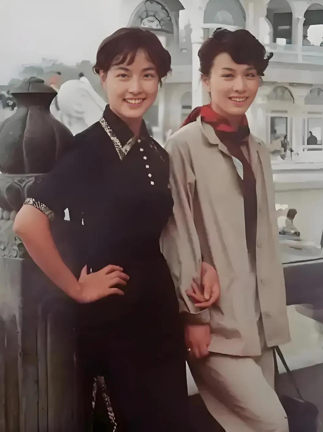 都说刘晓庆是那个年代最美的女演员。但是站在她身边的优雅女人好像比她更加漂亮！我这