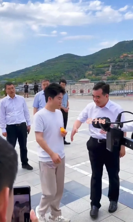 这次与辉同行甘肃行，收获一个有实力的粉丝。6月28日，董宇辉一行人到达甘肃庆城