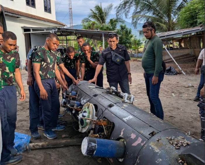 印尼媒体报道称，该国渔民在龙目海峡附近打捞了一个无人水下潜航器，上面印有中船重工