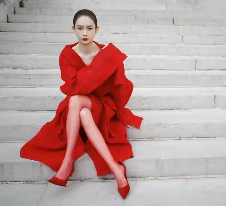 戚薇，红衣红鞋红唇现身巴黎时装周，一身的红把你惊艳到了还是把你吓到了呢？说实