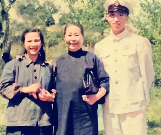 1906年，31岁的张作霖强势娶了18岁的许澍旸。大婚当夜，张作霖搂着许澍旸纤细