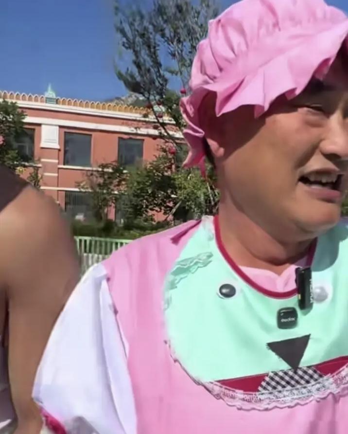 朱之文洋相百出，一个大老爷们怎么打扮成小孩子，还是一个女孩子最近朱之文在演出现