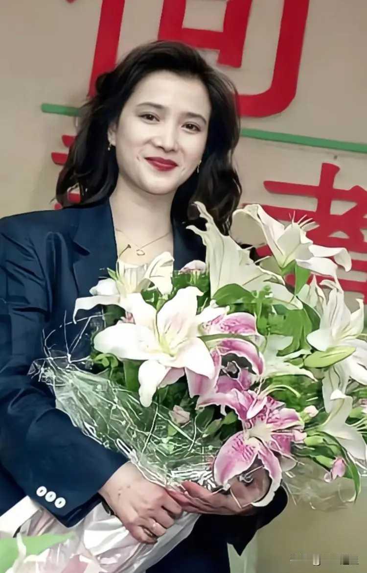 何晴不算美，但耐看，而且是百看不厌的那种。她总是微笑，很自然的笑，给人很亲切，