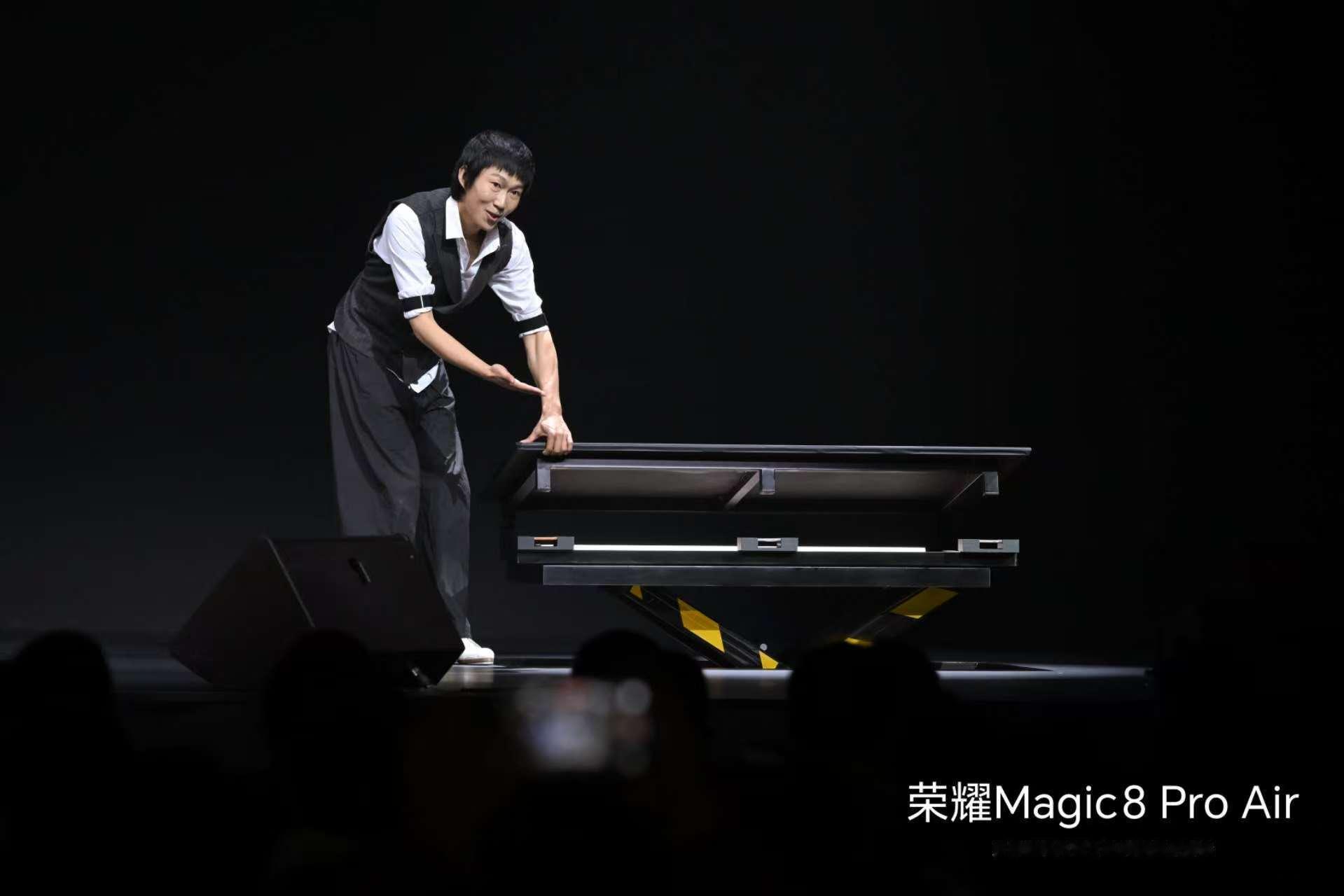 昨晚亲眼看着舞者用踢踏舞步狂踩手机，结束后荣耀Magic8ProAir毫发无