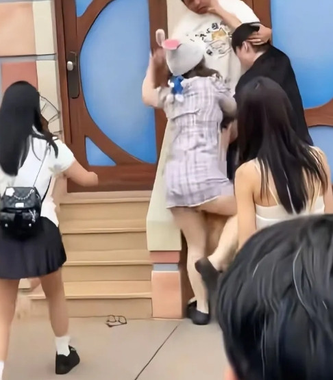 迪士尼彪悍情侣打一家三口，母亲抱着孩子蹲地痛哭，爸爸被情侣锁喉掐住脖子据说是因