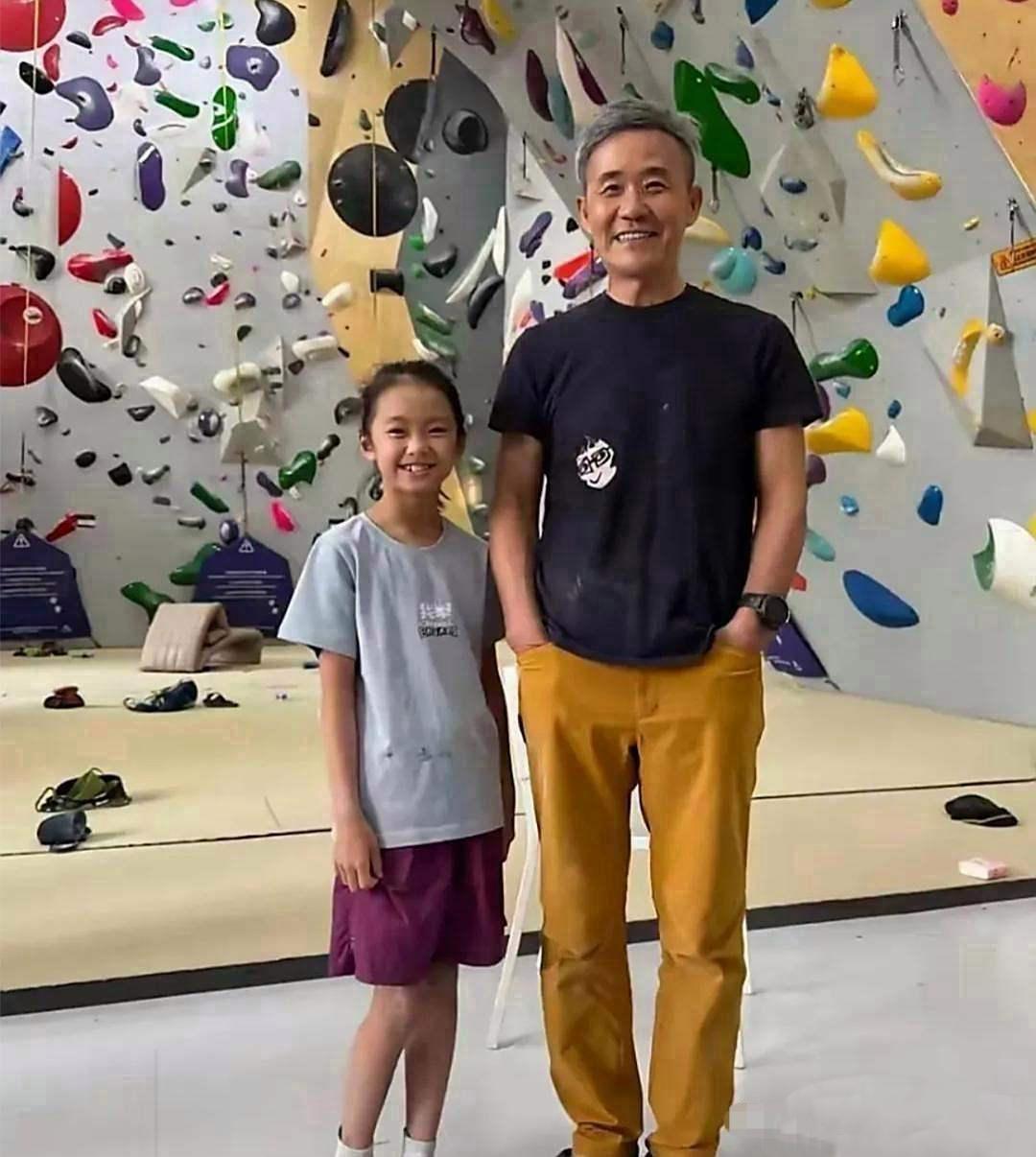 刷到75岁王石和闺女的合照，老爷子戴假发精神头足，腰板直溜，看着比实际年轻