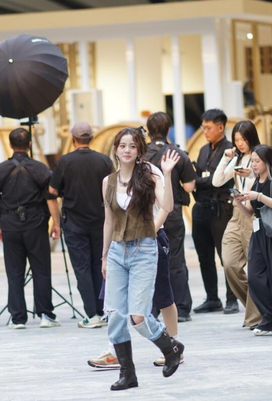 感叹明星在现实中真的好美本人比电视上还要瘦一圈，五官十分精致秀气，还特别乖巧讨