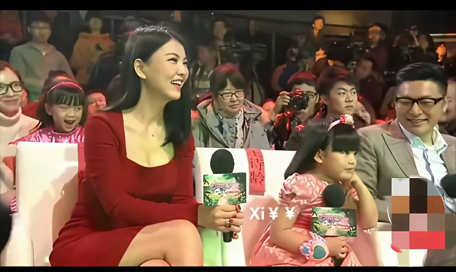 这时候的李湘还是很漂亮的，生了女儿王诗龄，身材也没有走样。脖子纤细，还有锁骨，少