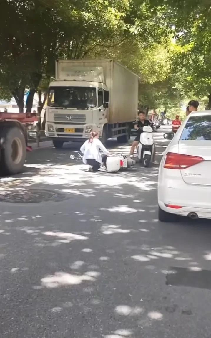 6月21日，广东深圳，一辆小车占用非机动车道停车，下车开车门没注意，一位骑电动车