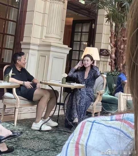 45岁汪小菲和老婆马筱梅，在法国巴黎被偶遇夫妻俩在街边店门口闲坐，享受难得独处时光，聊得非常开心！​