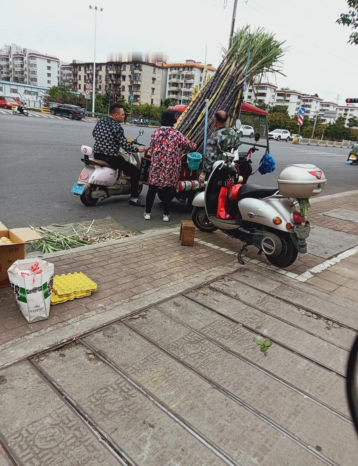 老人没退休金，孩子不敢生，这不是谁的错，是日子太硬了。城里结婚掏空六个钱包，乡