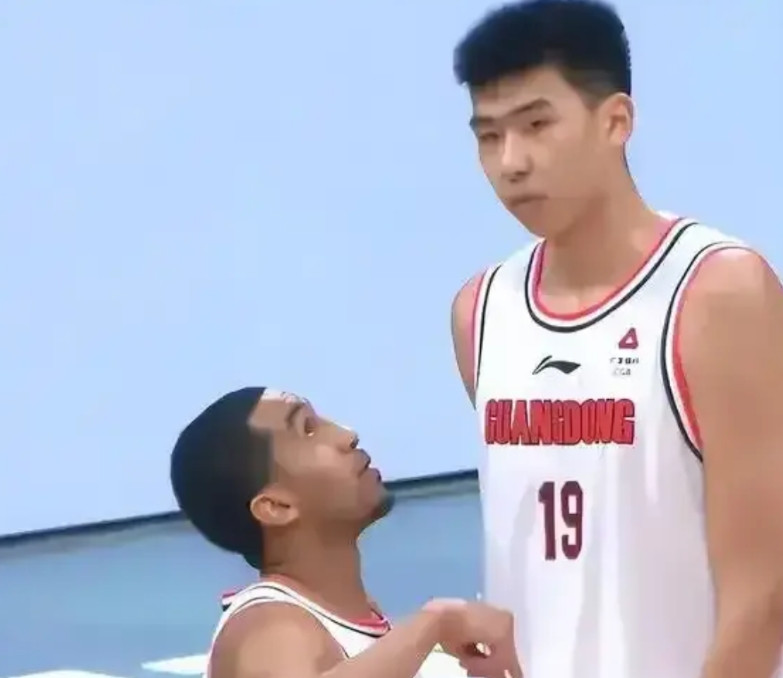 杨瀚森确定不参加亚洲杯，为什么还要裁掉徐昕，因为，周琦回来了。看来，女篮只四强