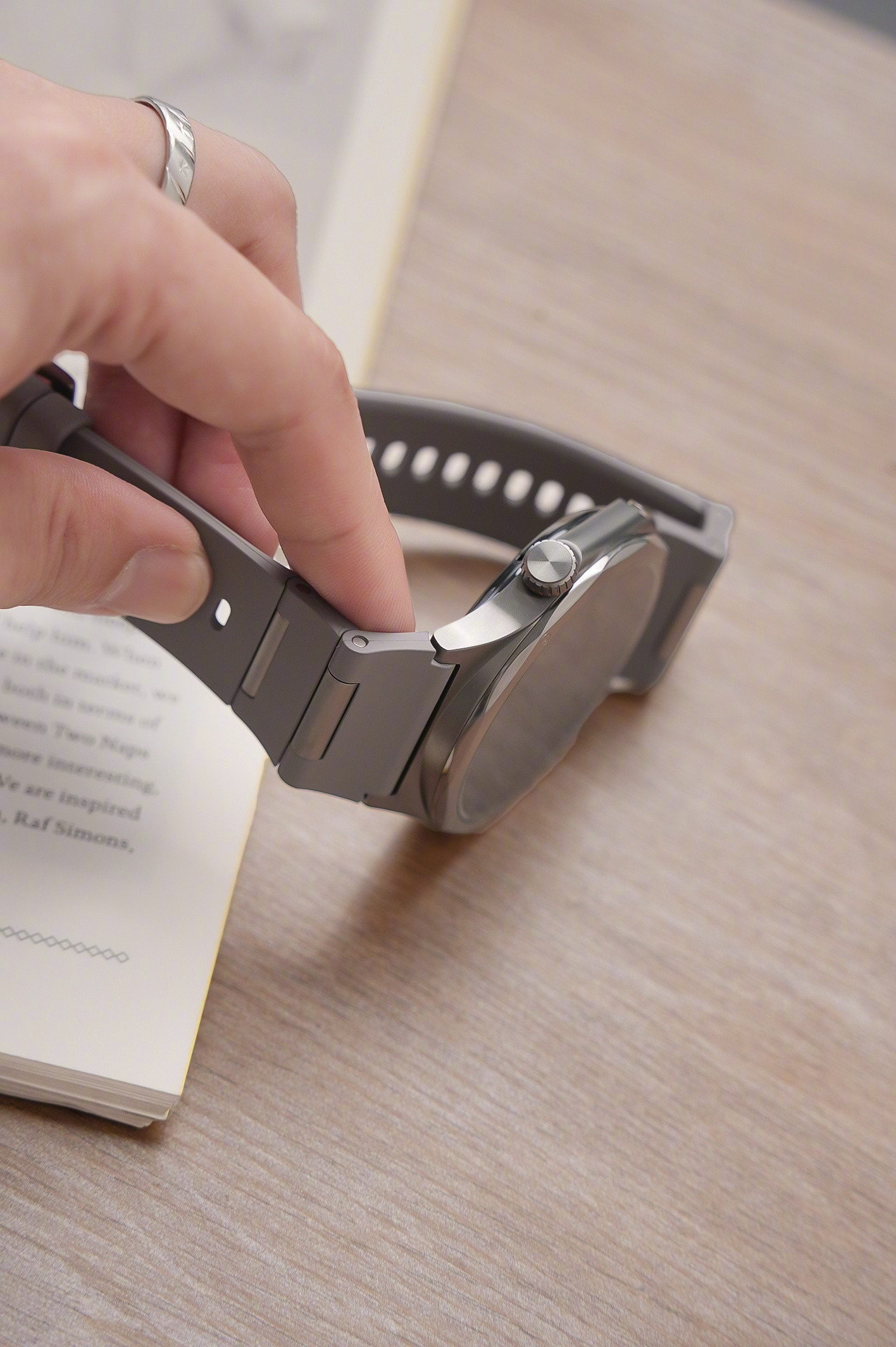 手腕细的人，也能戴大手表了！OPPOWatchX3的这个竹节表带设计好喜欢！