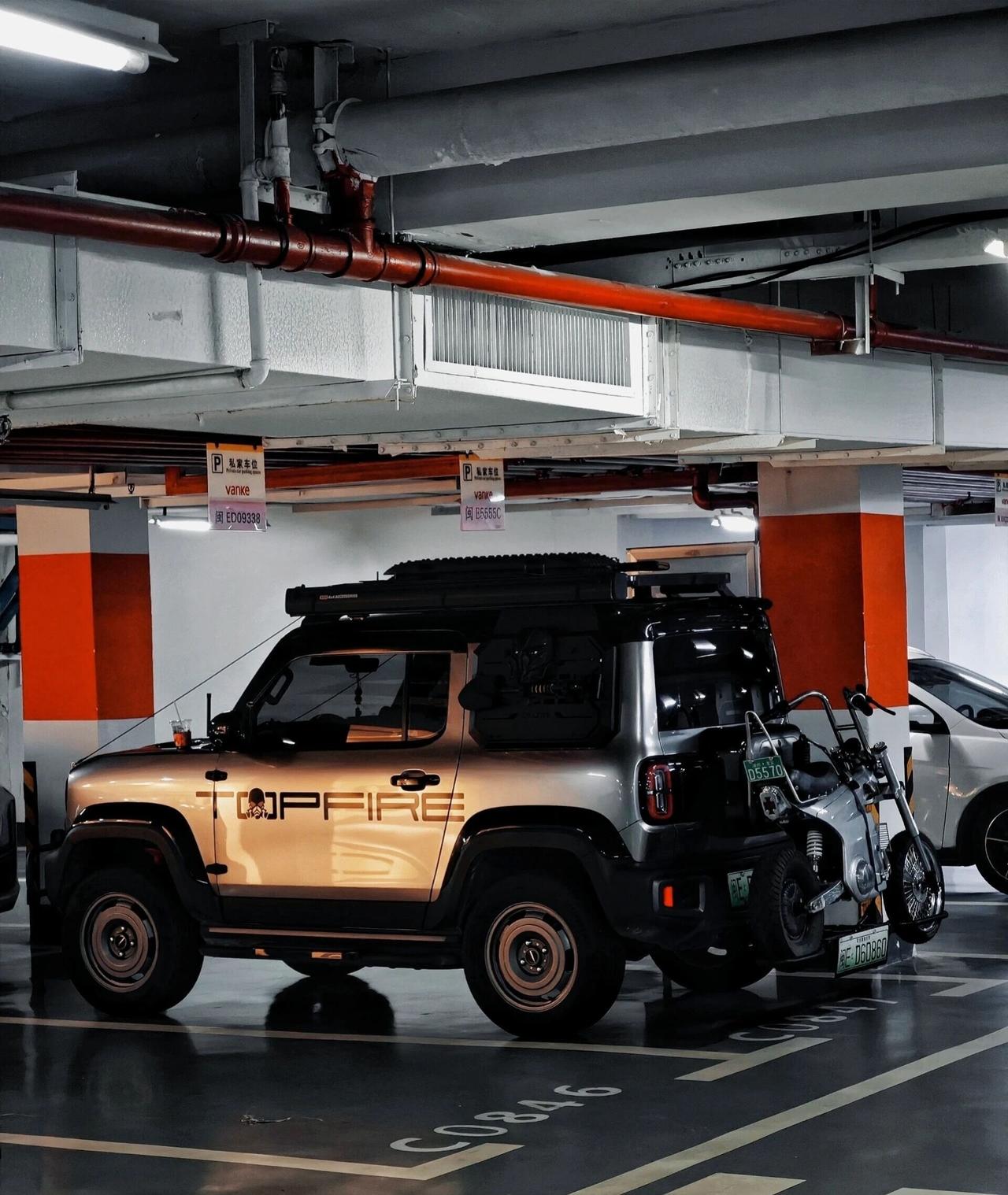 停车场的“显眼包”！这台占半车位的大玩具，提车一年还香吗？提这台大玩具一年整也