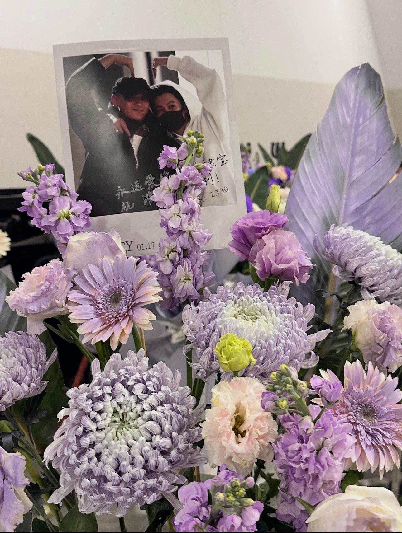 爆闪团给王鹤棣演唱会送花篮了！黄子韬你真的太爱了！不仅送了好多花篮，每个上面还有