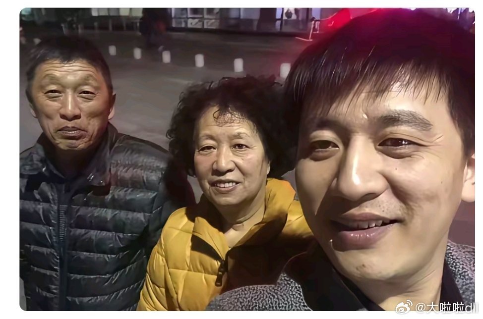 张雪峰母亲、奶奶最命苦，短短4年失去两个男人。当年母亲为了供儿子读书，在东北的寒