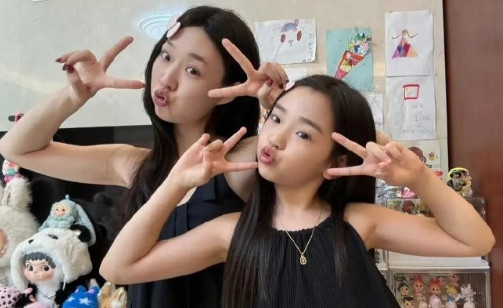 管乐和董璇女儿终于见面同框了，天天都听网友说像，还真是一模一样！