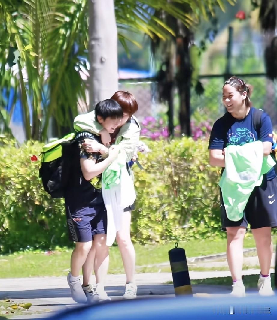 笑死我了！昨天孙颖莎出门，遇到李亚可和孙铭阳了！李亚可过去就是一个熊抱，还