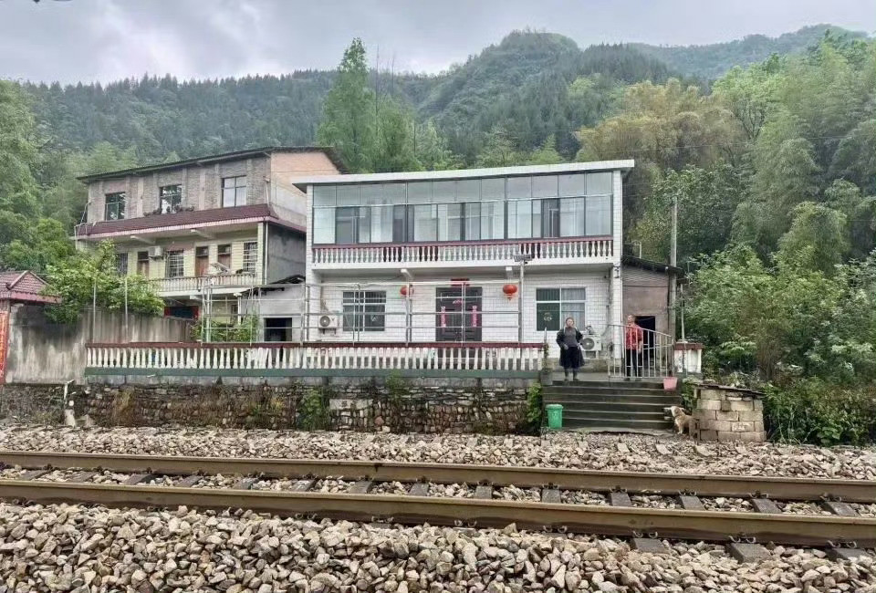 火车穿村被撞身亡者最小仅1岁半这个多年来被撞身亡17人最小年龄仅1岁半听着就很恐