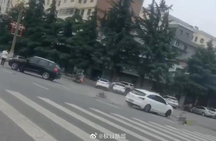 【#社区女书记当街开车追撵女子#涉案人员已被警方控制】#社区书记开车追撵女子撞