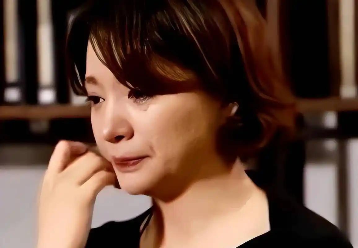 密春雷估计后悔死了，本来百亿身家风光无限，但是他无论如何都没有预料到，娶了董卿之