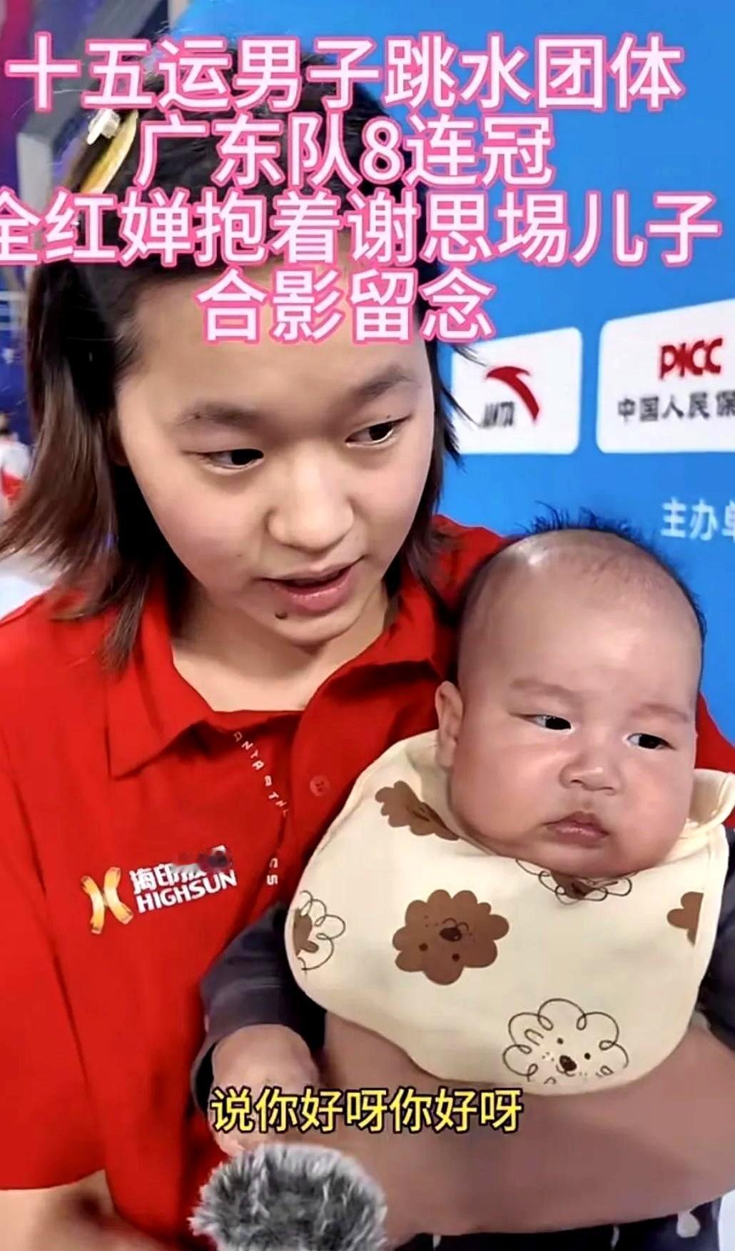 她跳水，水花比纸还薄。她抱娃，眼泪比风还轻。不是天赋，是习惯。不是表演，是