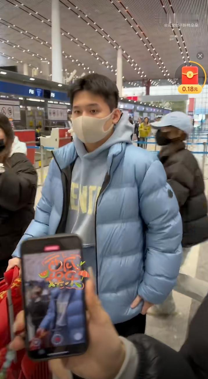 终于看到出发海口亚洲杯的林诗栋了！依旧是红色行李箱、红色包包，羽绒服是蓝色的哦