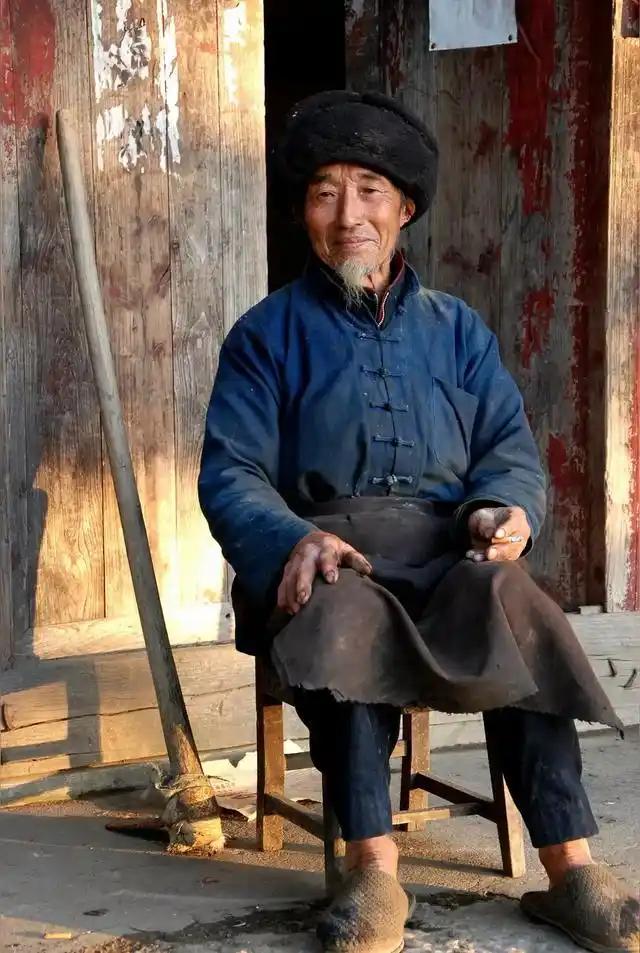 你怕的不是老，是穷、是怂、是没用别不承认你照照镜子，看着那根白头发、那条