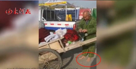 泪目！2022年，河南漯河，4名城管把一个光脚大叔拦住，大爷拉着板车，板车上还躺