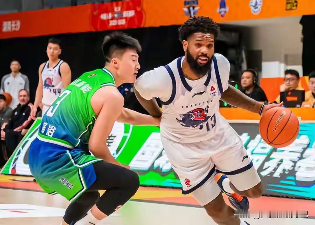 山东男篮什么骚操作，居然给鲍威尔转正了！今天传来山东男篮最新消息，球队已经给三