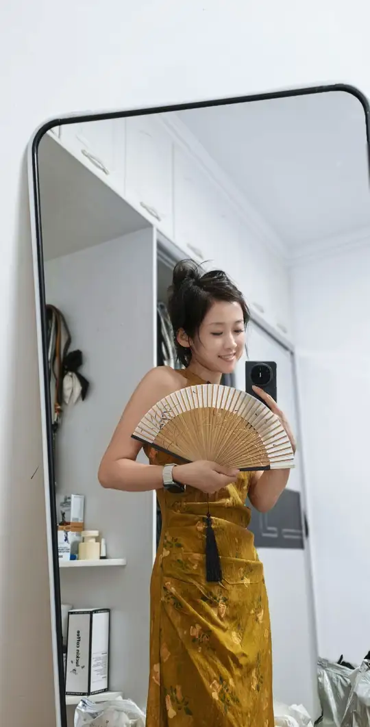 收拾换季衣服，翻出来三年前买的旗袍，准备去南方拍照买的，不想等了，就现...
