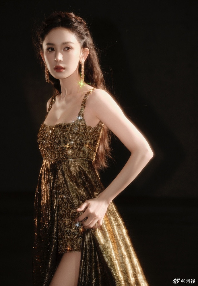 娜扎好懂事的风娜扎的腿好长啊风都在帮娜扎营业！自然风一吹，发丝飞扬，氛围感直接