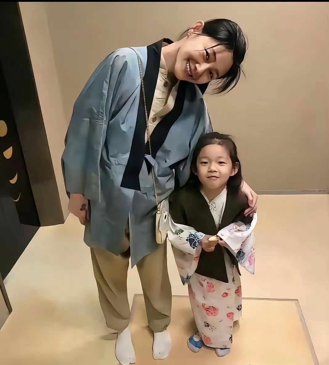 要记着妈妈啊，她那么爱你们。​​​