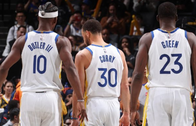 当追梦摔毛巾走向通道，库里20分神迹降临！勇士真相：没有23号他们反而更像冠军
