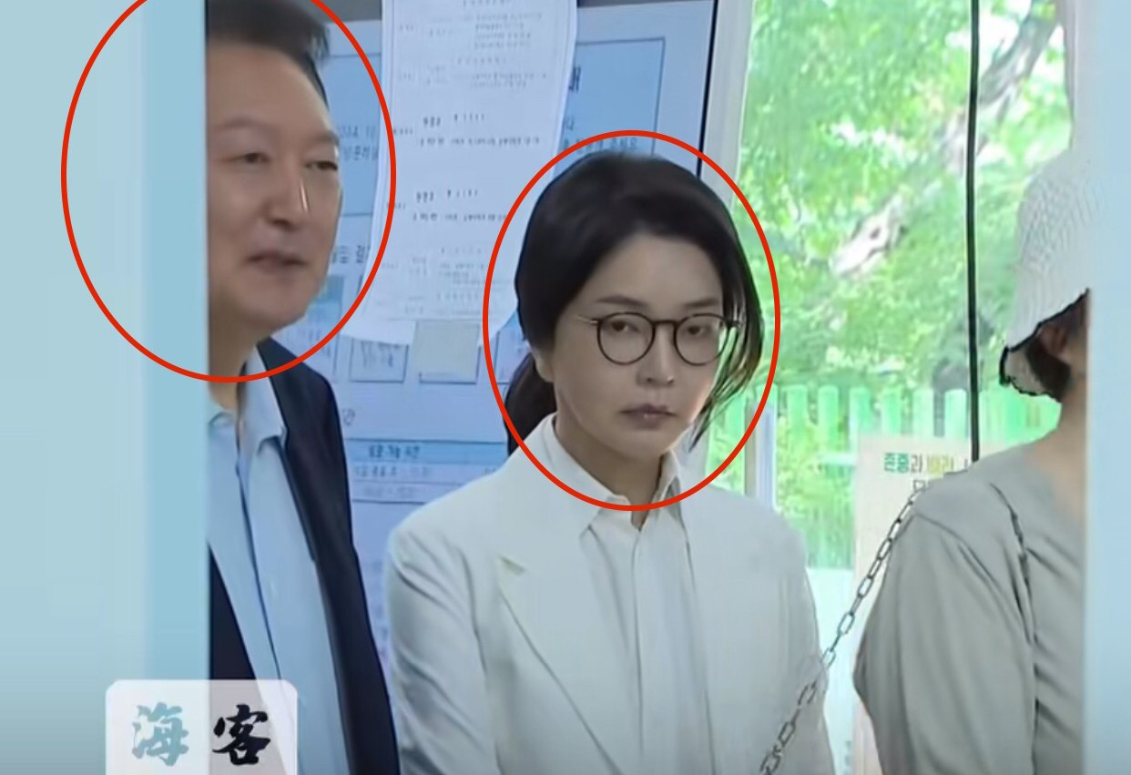 总统夫妇投票，表情太耐人寻味了金建希的脸色像个乌云压顶的