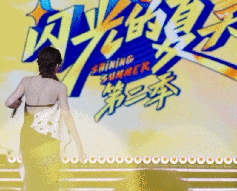 喻言绝美公主提裙舞台上的喻言直接杀疯！提裙转身的刹那，甜美与酷飒无缝切换，干脆