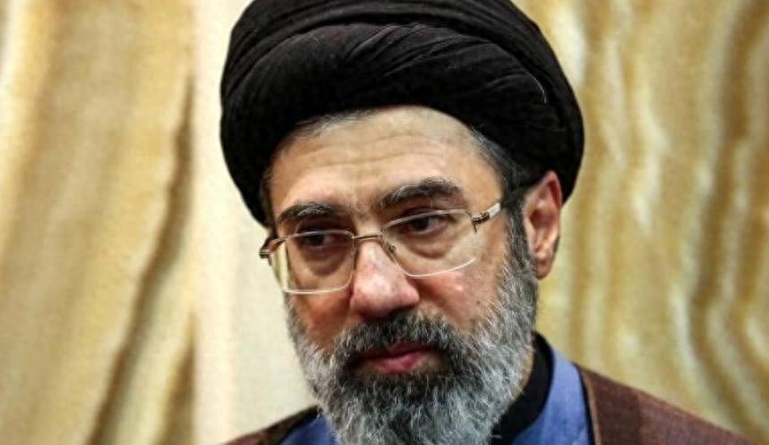 4月的中东，空气里嗅不到半点咸湿的海风味，全是焦灼的美元气息。原油价格像断了