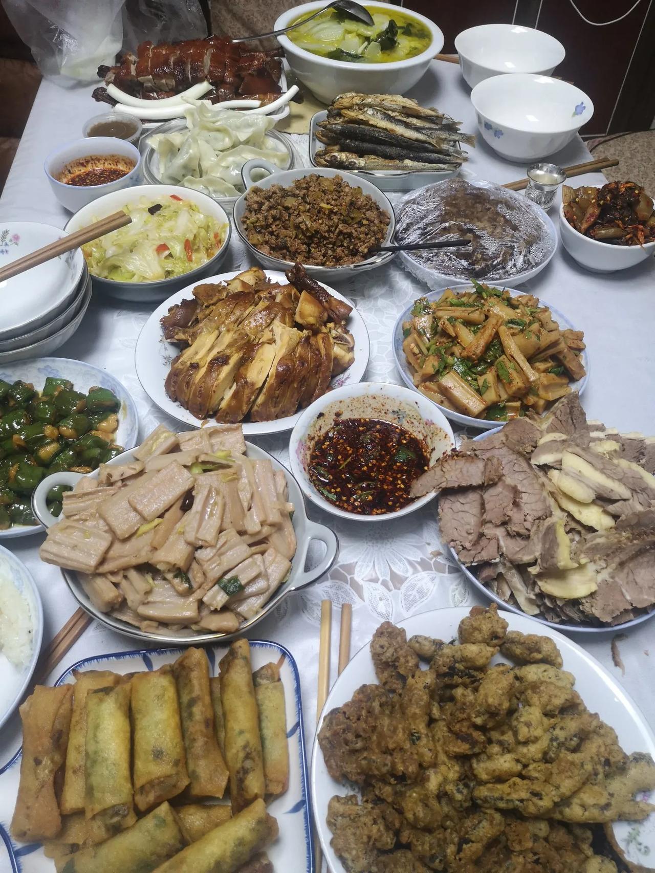 大年30，团年赶场！中午与婆家一大家人在餐馆吃团圆饭！吃完赶到爸妈家，与爸妈