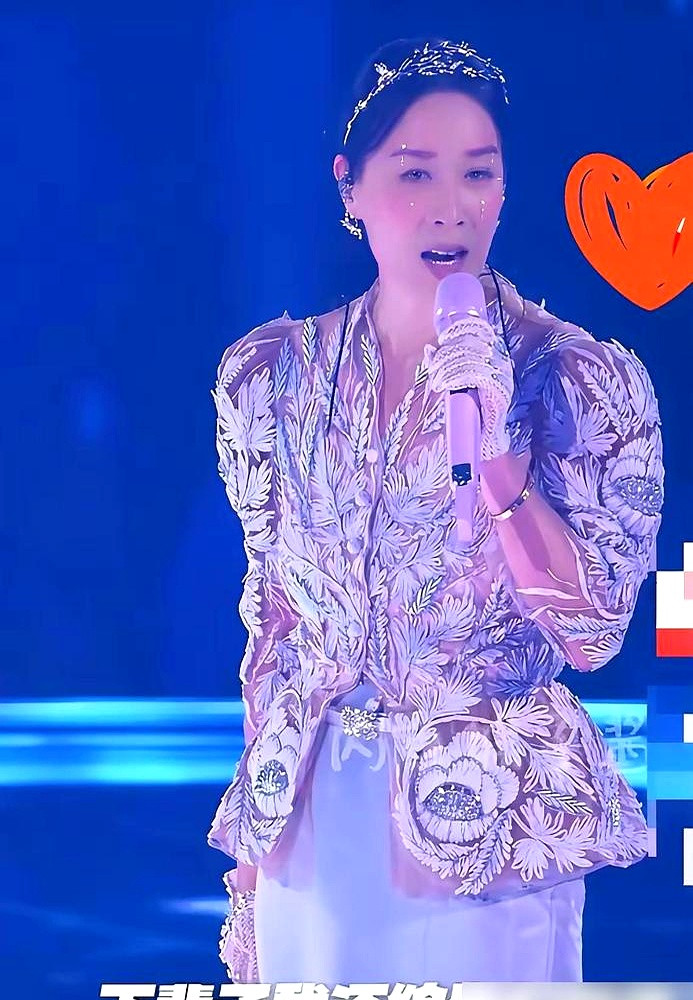 那英在南京演唱会上唱到一半，突然停下来冲台下大喊“你举那破牌子写的啥”，镜头一摇过去三个大字“真好听