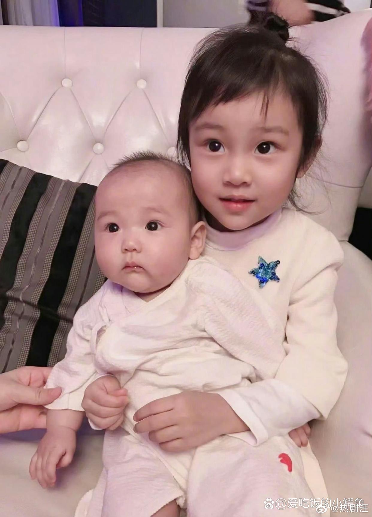 原来甜馨和小酒窝这么小的时候就认识了​​​