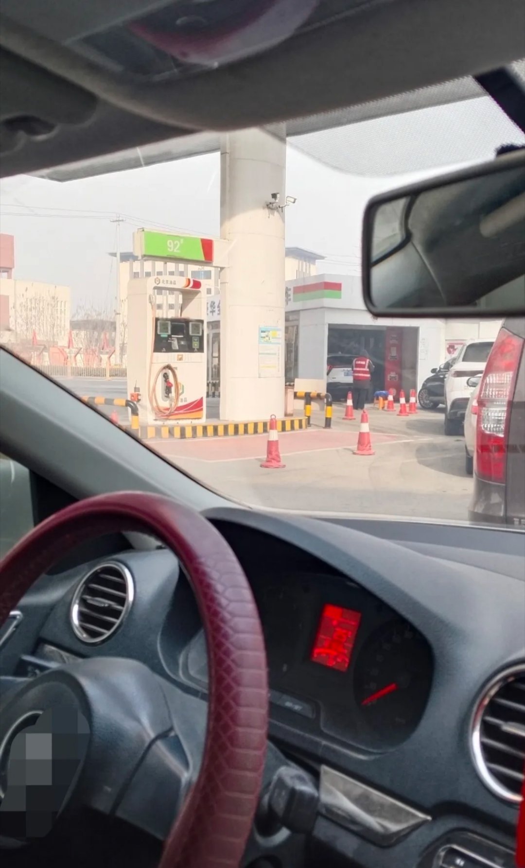 听说油价要降了，我赶紧让老公明天去加油！没想到，他居然说：明天不去！我生气的说：