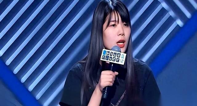 杨笠把社交账号清空了。据说病了，状态很差，整宿整宿睡不着。那个当年在台上，一