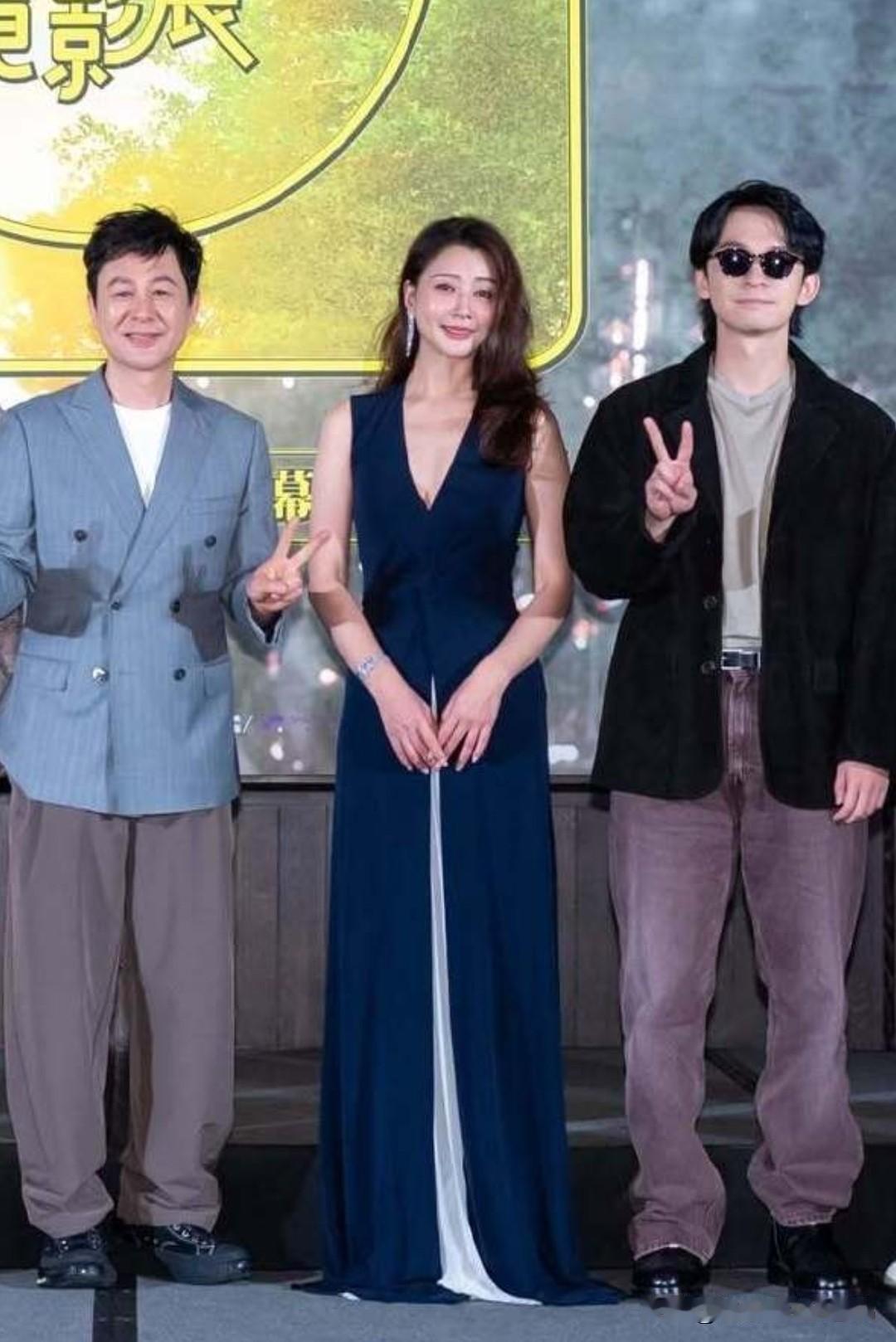 殷桃藏蓝长裙状态封神！和张颂文、董子健同台，全场焦点直接焊死在她身上第17届