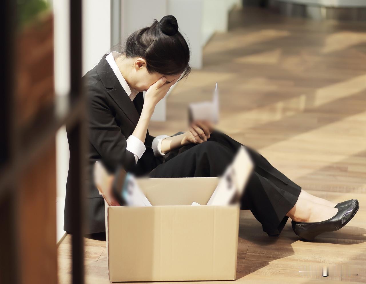 上海，女员工经常上班迟到，领导找她谈话，女员工说自己丈夫去世，女儿患病，婆婆痴呆