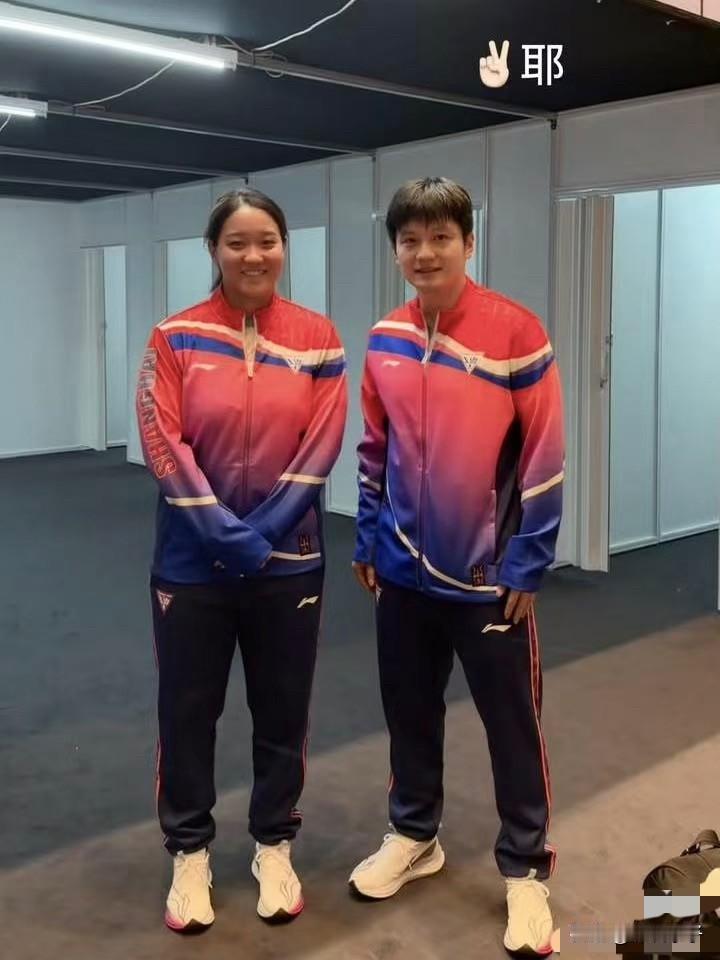 在全运会结束之际，樊振东合影系列又再增三张。不得不说，球员们都很会抓机会合影，