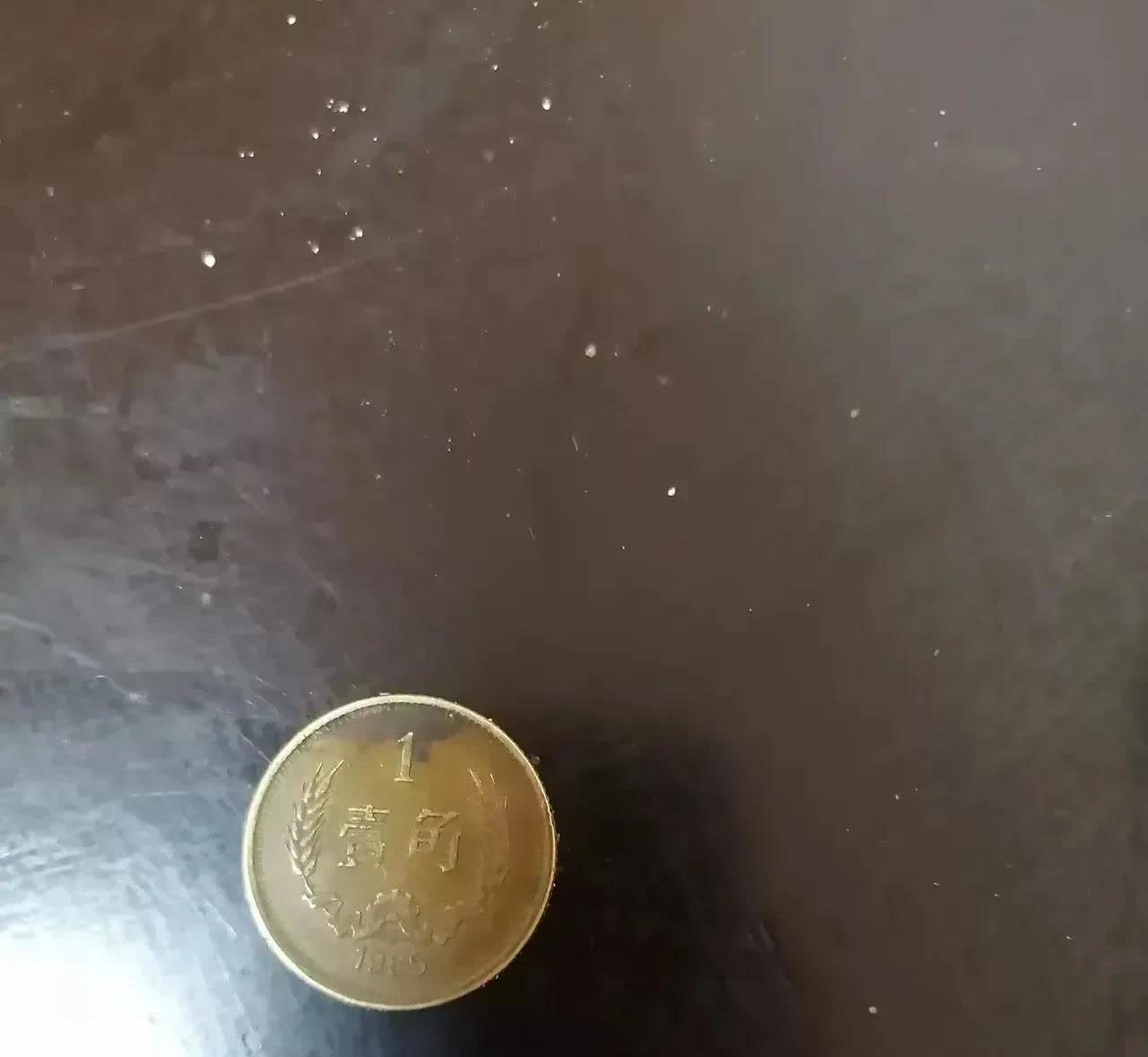 河南，一名女子在超市买了一瓶豆奶，这瓶豆奶两块钱，于是，女子就拿了四个五毛的硬币