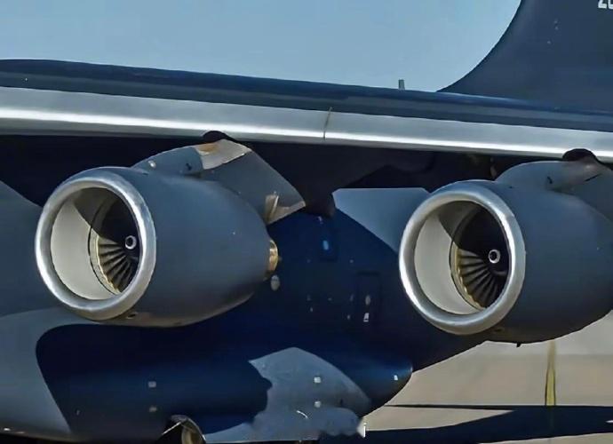 运-20B上的大酒桶，红旗厂生产的涡扇-20大涵道比喷气式涡扇发动机，这是难得的