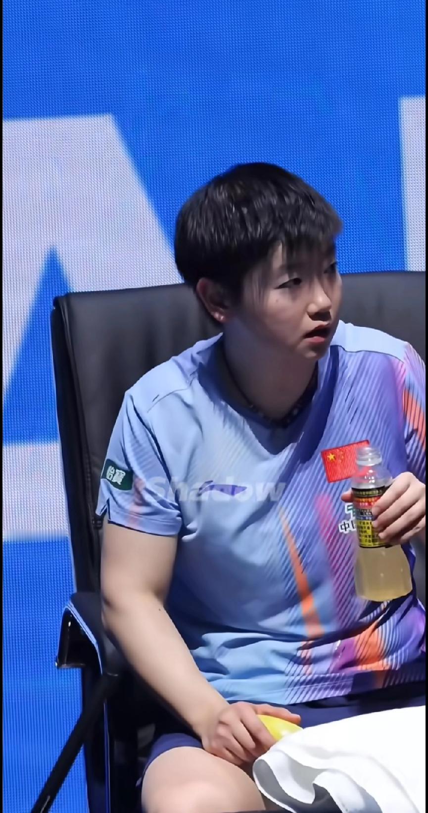 谁懂啊！莎莎这组休息照，看得我又心疼又上头亚洲杯女单决赛太顶了！莎莎和曼昱