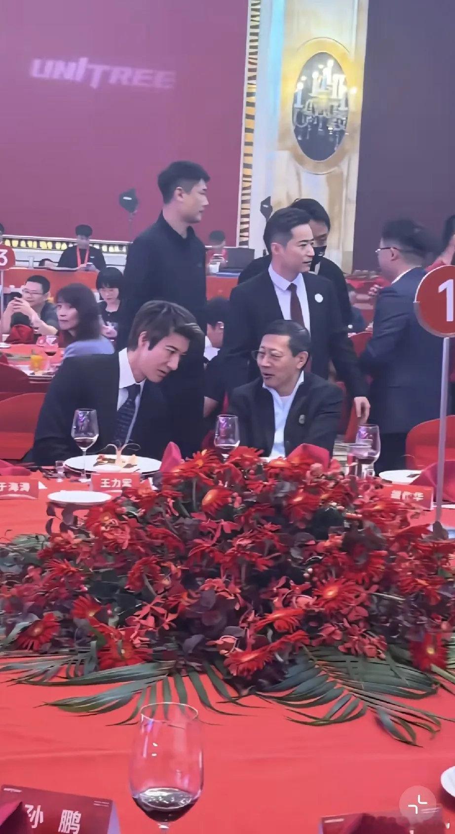 王力宏受邀参加宇树科技上市答谢午宴，他咖位稍微差了一点，与沈南鹏挨着，与宇树老总王兴兴隔着好几个人。